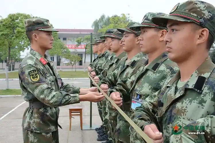 看看新兵营班长的铁骨与柔情 - 中国军网