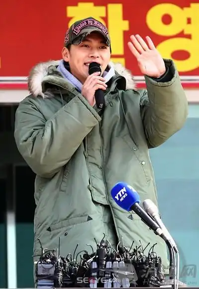 玄彬入伍热泪盈眶 各国粉丝送行[组图]