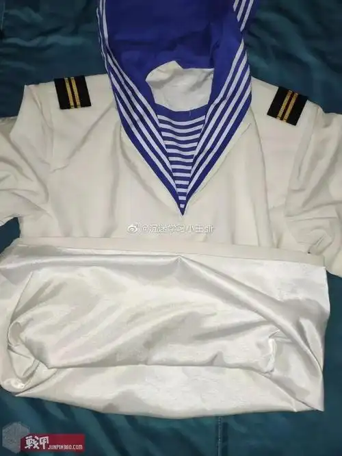 呈本白色,与87式海军军官白夏常服颜色接近,披肩蓝色也比87式的要深