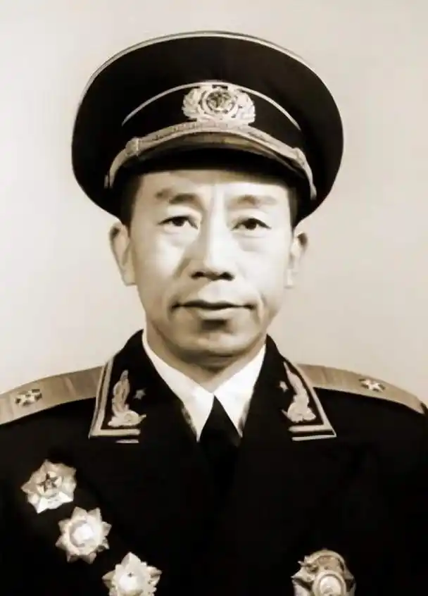 解方少将病重住院,已离世的部下遗孀要来探望,解方:千万不要来