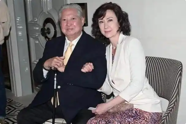 不仅如此,特写下的高丽虹真的有一张再老都挡不住的优雅脸蛋,她骨相