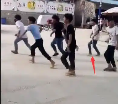 1: 13岁14岁的年纪正是叛逆期,他们手持武器对于成人来说造成的伤害