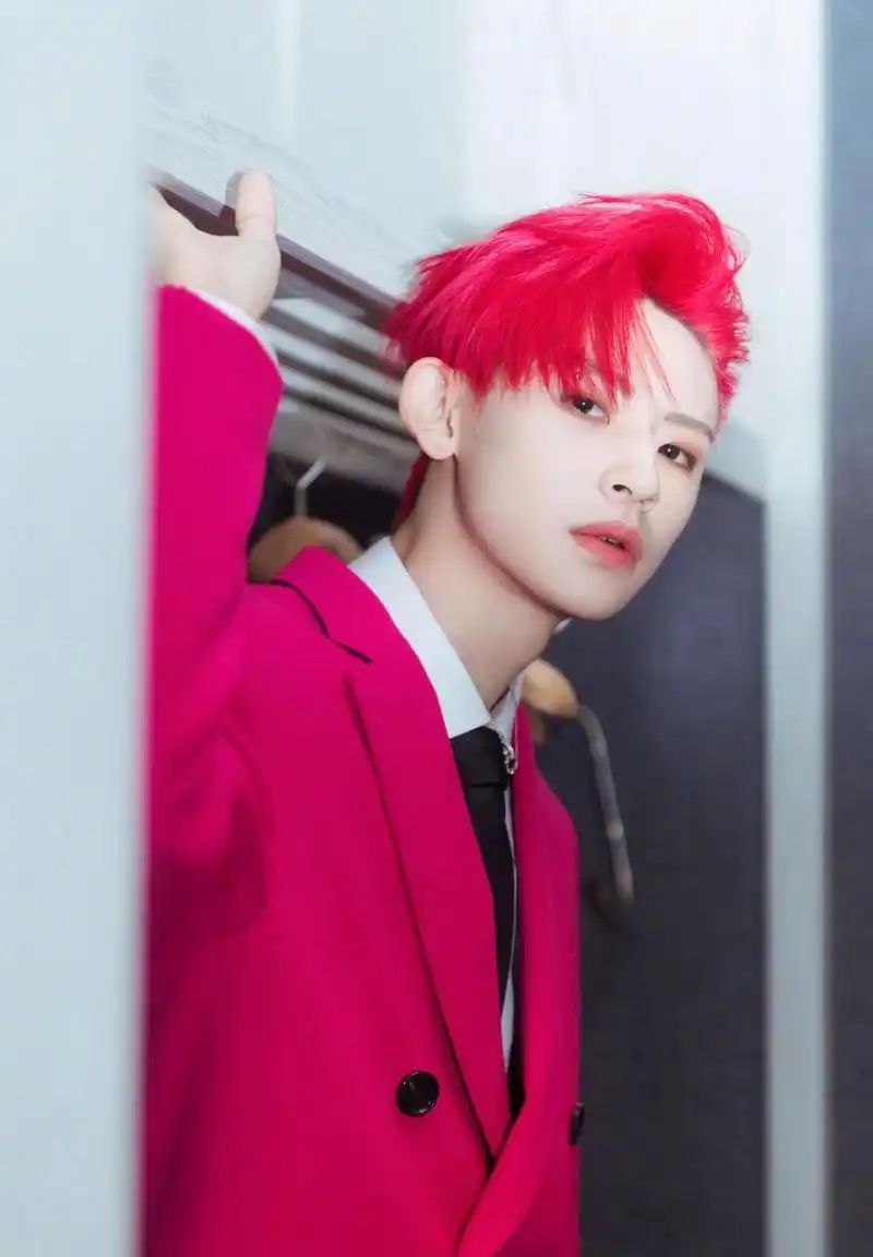 小鬼王琳凯身着玫红色西服套装,靓眼红色发型个性时尚