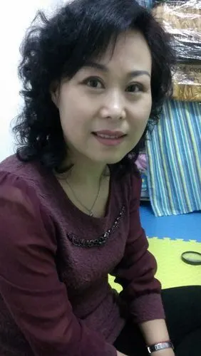 我跟她逛街我去买衣服人家都说你妈妈真漂亮 气质真好 不过你不像你