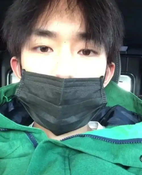 易烊千玺超话#易烊千玺网站更新#  先天自拍圣体.