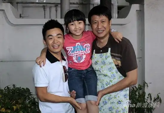 图文:王宝强探班-王宝强,张国强和张子枫