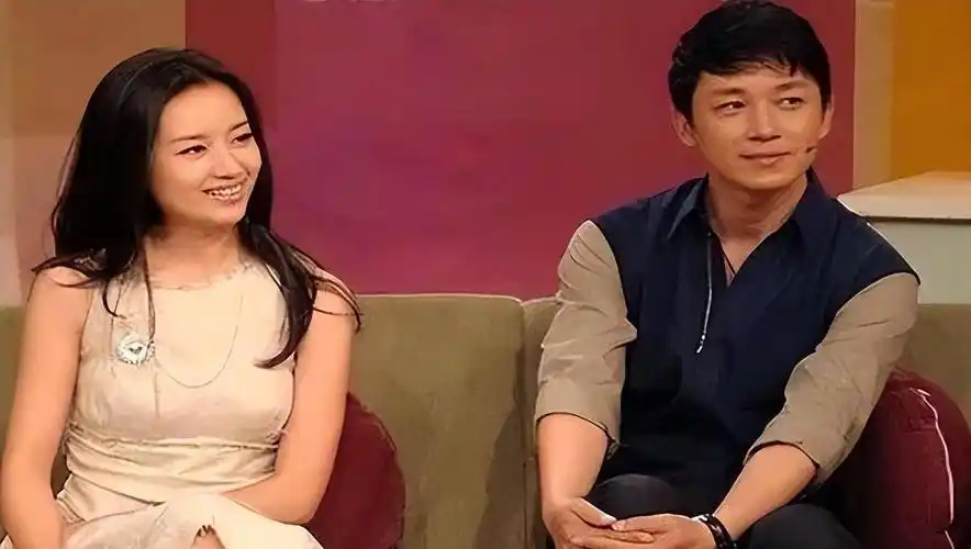 潘粤明躺在病床上,看着妻子忙碌的样子,心生坚定的信念,希望能和眼前