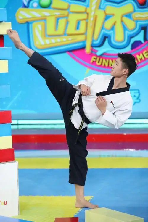 12岁男孩跆拳道后空翻2米##为什么送孩子去学跆拳道##运动不一样