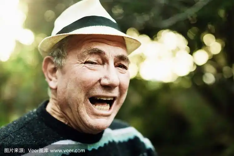 花园里的老人笑得很开心