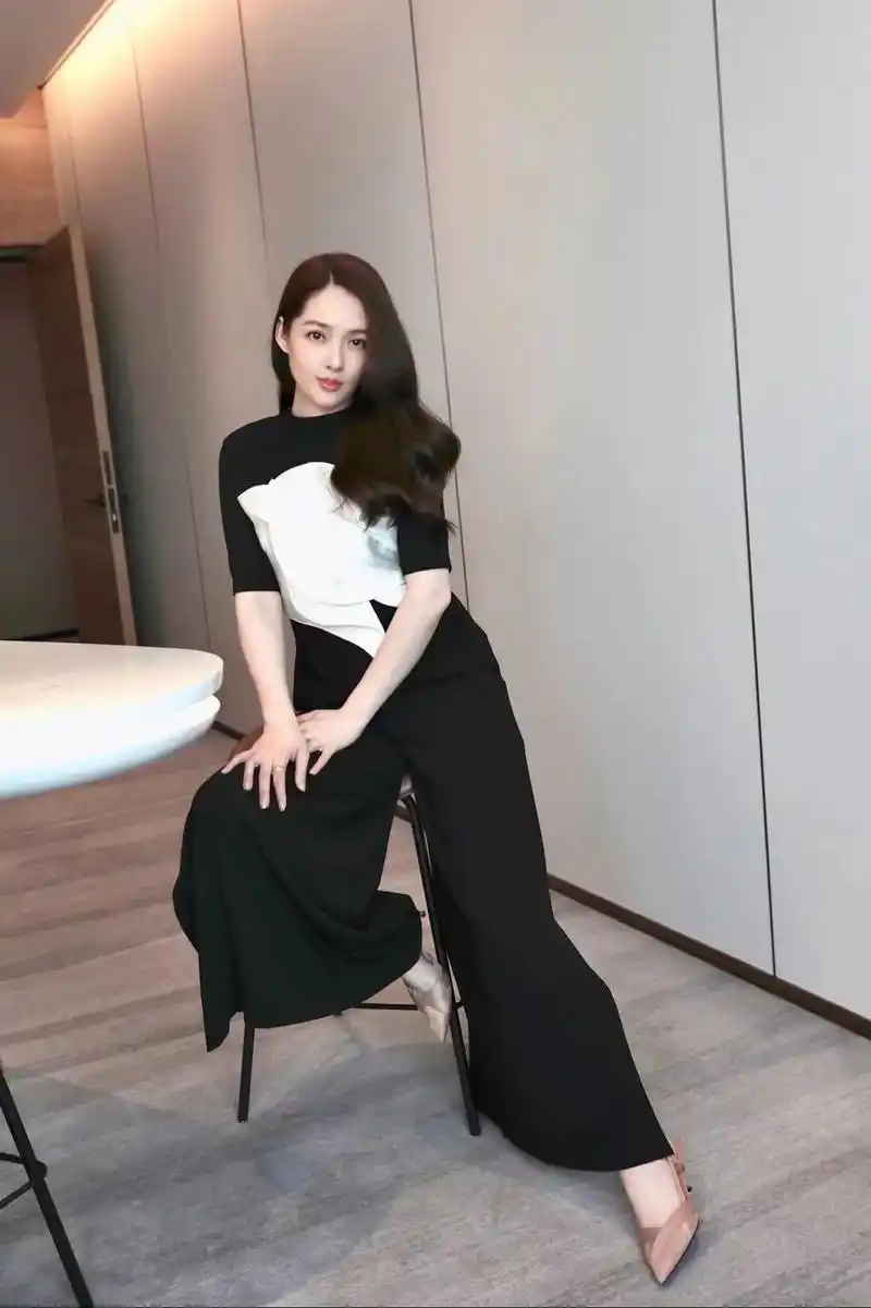 郭碧婷一身黑色简约套装,个性白色褶皱剪裁装扮,释放酷飒不羁型格