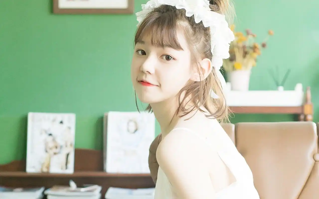 可爱少女唯美写真图片桌面壁纸