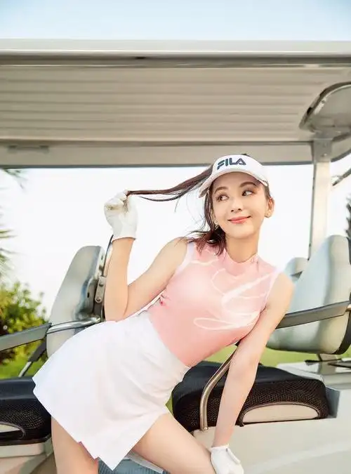 方媛晒36岁庆生照穿29000元裙子配12590元凉鞋把老公秒成迷弟