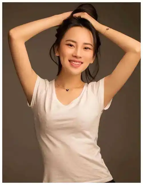 冰冰丁一一身材火辣,颜值惹人注目.生活照美得令人惊艳,展现华丽外表.