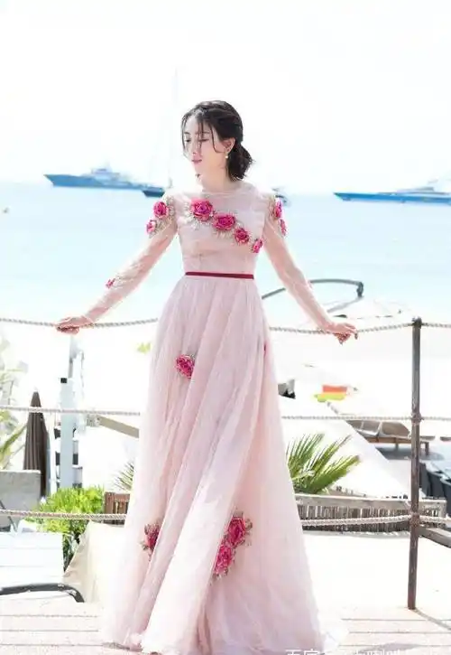 马苏海边写真身姿曼妙气质出众网友:仙女苏上线_身材_漂亮_粉色