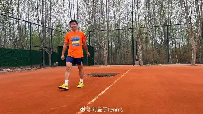 红土赛季来了当然得开始练红土啦今天跟付饶老师在凤凰红土交流了一下