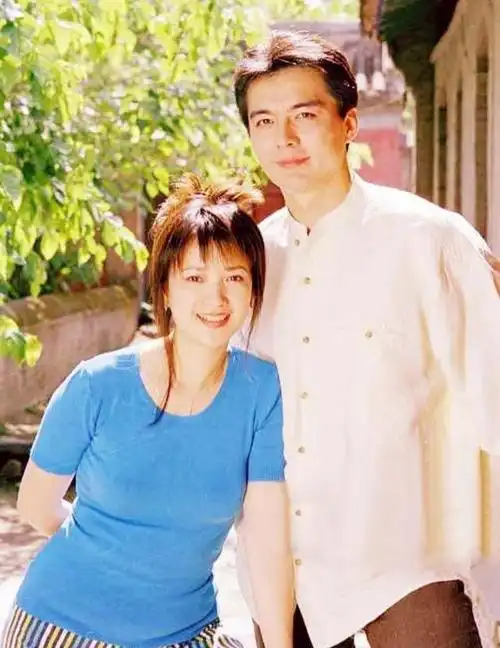 著名演员刘威:和小22岁杨若兮分手,闪婚美妆师,51岁老来得子