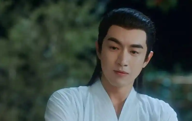 与凤行开播同是撑伞35岁林更新和32岁肖战对比差异明显