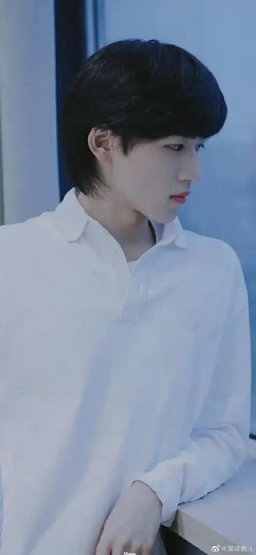 宋亚轩窗边白衬衫写真