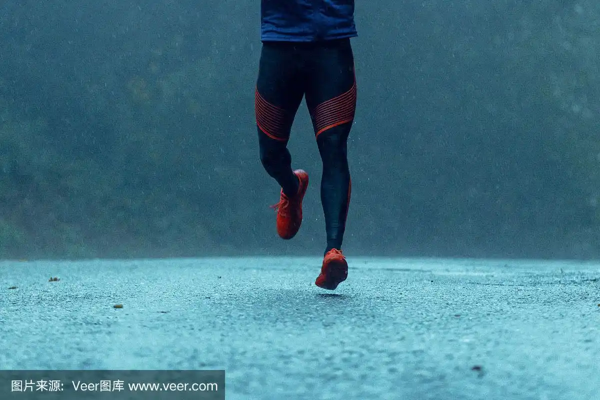 有动力的年轻人在雨中奔跑