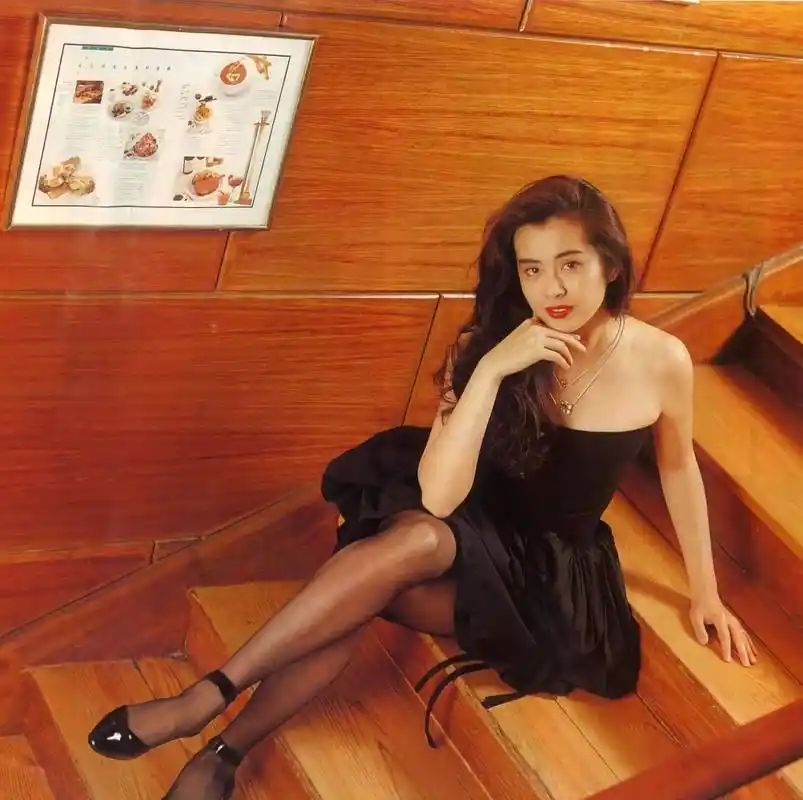 "港圈女神"王祖贤:退圈17年不嫁豪门,凭什么坐拥300亿身家?