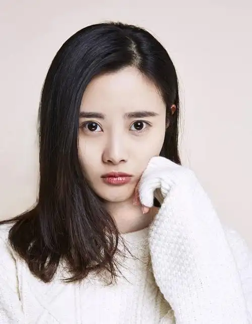 隋雨蒙素颜元气十足时尚得体尽显青春范