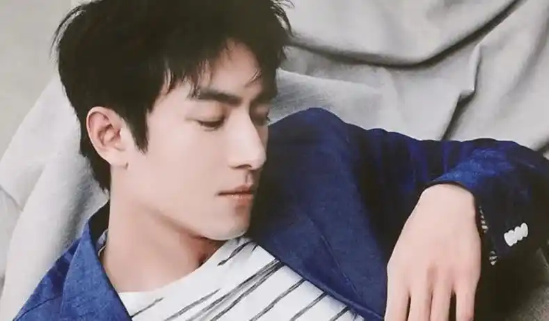 林更新深夜与美女喝酒唱歌,与美女互动高抬腿,喝高一同乘车回家_恋情