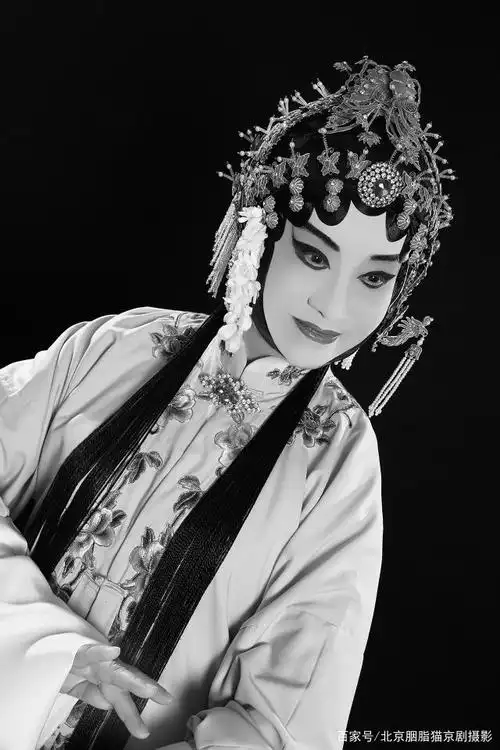 不管是青衣,花旦还是刀马旦,在舞台上都那么明艳动人,从哪个角度看都