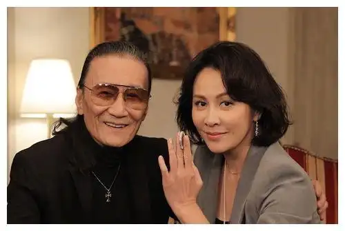 刘嘉玲晒与谢贤近照,见证香港最黄金年代,被人称做男神女神合影