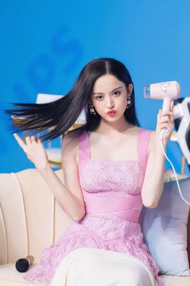 原创古力娜扎"装嫩"失败,穿粉色吊带裙出席活动,熟女身材过于明显