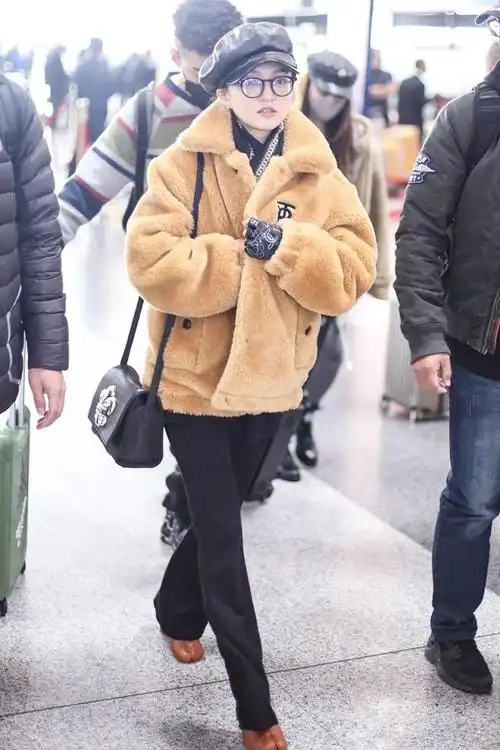 张韶涵街拍:burberry羊羔毛夹克喇叭裤 分趾靴皮帽保暖暖萌