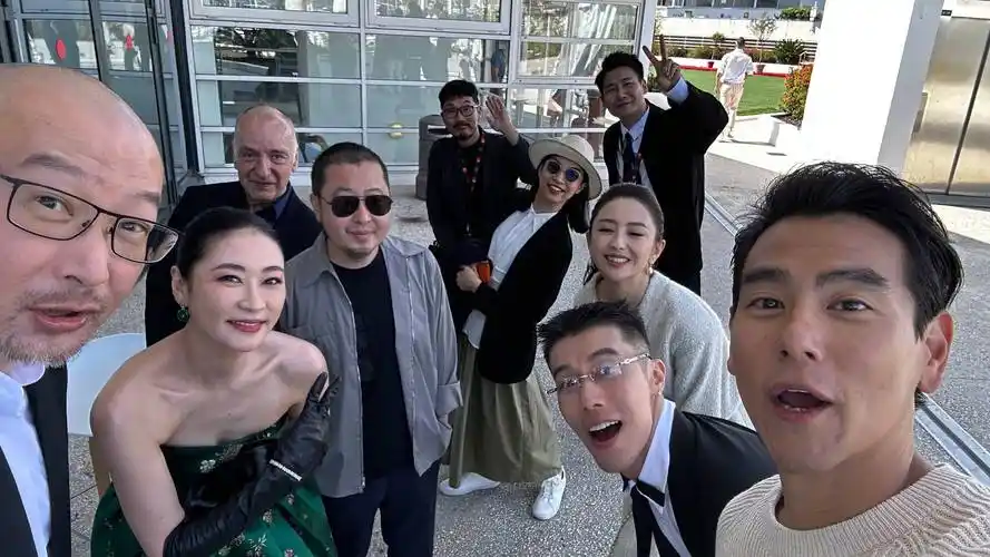 彭于晏晒戛纳众明星大合影,佟丽娅很豪放,古天乐脸僵,林峰老了