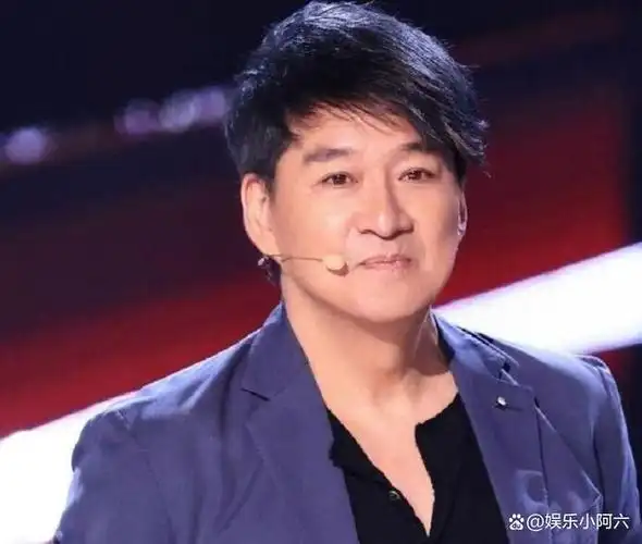 63岁周华健摔倒不可怜:早早移居美国,只有在赚钱的时候才来大陆