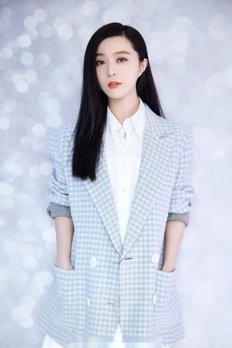 2019年11月22日,演员范冰冰身着好友卜柯文个人品牌christopherbu