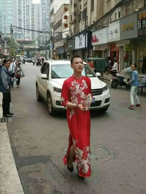 一个穿着旗袍的昆明男人一个追寻网红梦的小辣椒