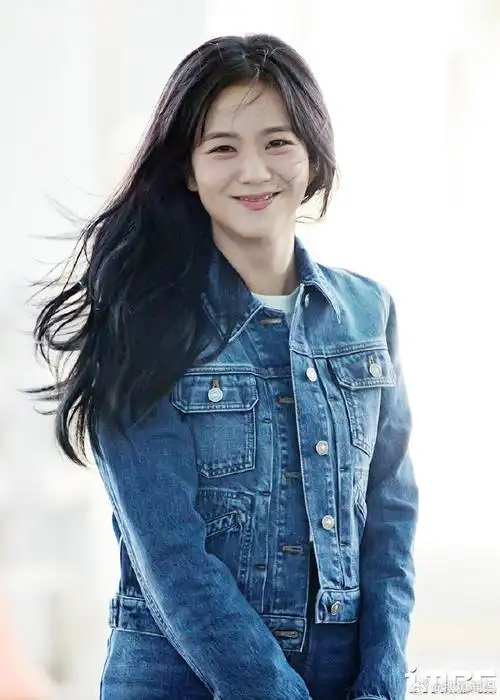 金智秀牛仔套裙##金智秀时装周出发图##巴黎时装周