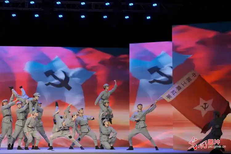 深圳大学原创舞台剧《亲爱的红军》在北京上演