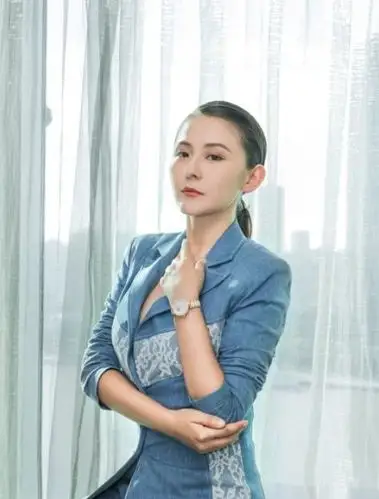 1 / 9 热依扎,全名热依扎·阿里木江,1986年7月15日出生于北京,中国