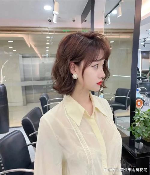 真的很有空间感的一款发型,这也是更多的短发女生也选择烫发的原因