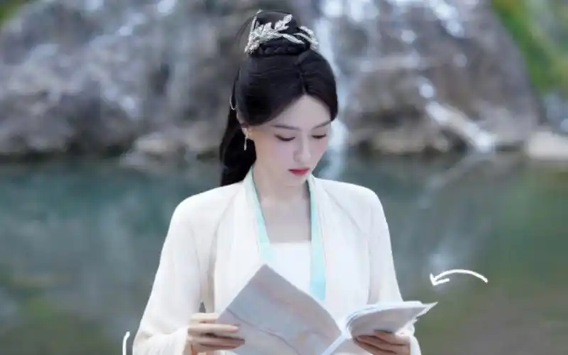 《念无双》再引热议,唐嫣婚服造型"丑"出天际,剧方审美堪忧!