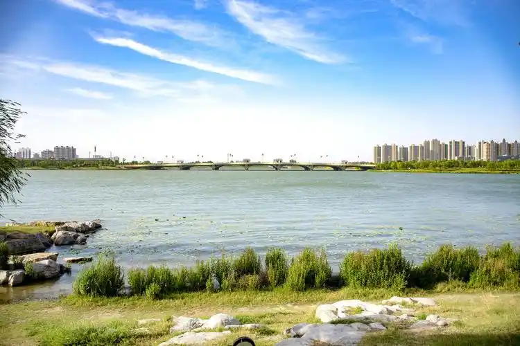 开封人工建的汴西湖,沙滩游船样样俱全,风景堪比杭州西湖