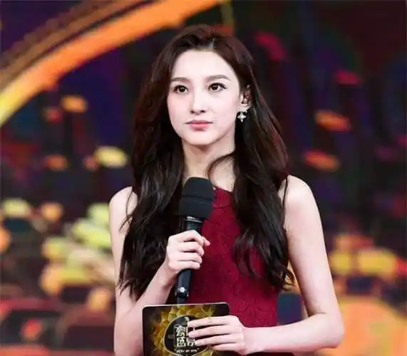 她是央视最美女主持,因泳裤滑落走红网络,霸气回应:谁爱看谁看