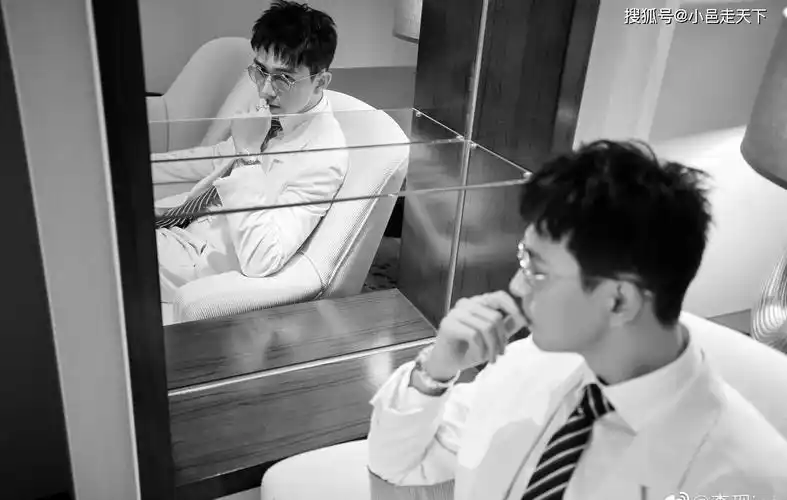 李现白色西装帅气写真