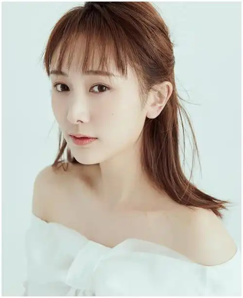 日前,演员鲁佳妮曝光了一组夏日写真,身穿白色一字肩雪纺衫搭配黑色纱