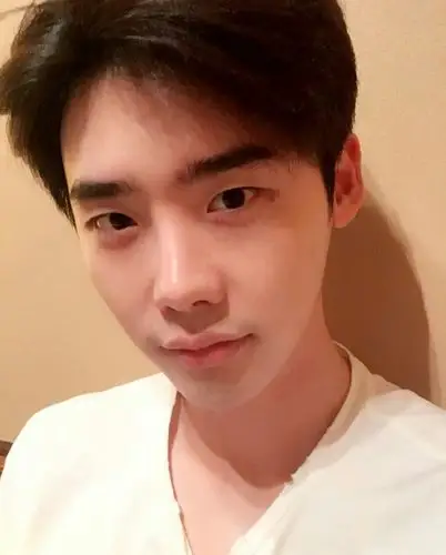 [李钟硕][分享]170517 迷之相同的自拍角度 懂得凸显神之好看泪痣的李