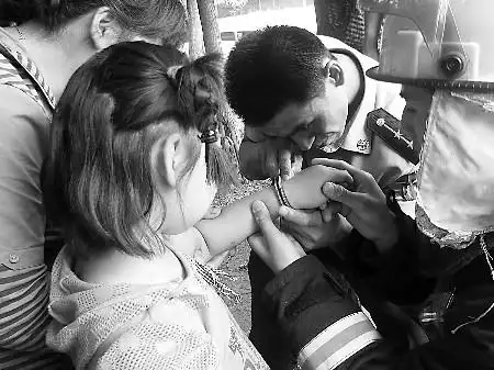 玩具手铐铐住五龄女童