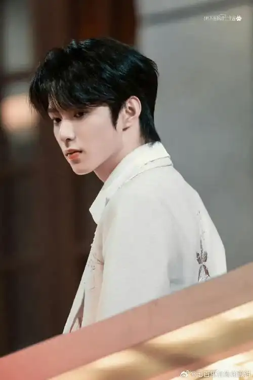 我在疯狂存今晚刘耀文的饭拍,照片是如此直观传递出颜值的力量  #刘