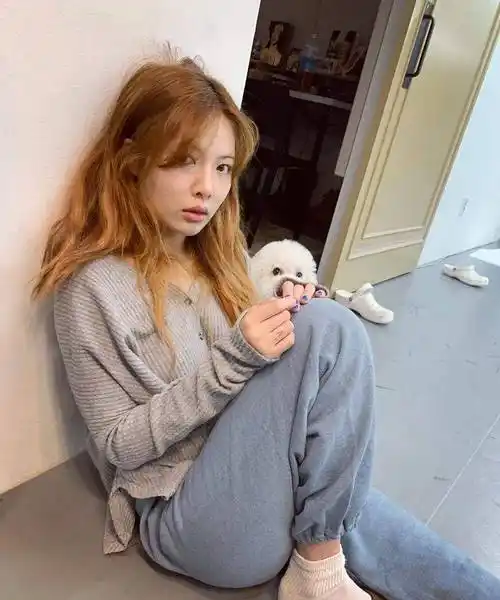 金泫雅深夜晒照不忘摆pose,嘴唇惨白吓到粉丝,难道是生病了?