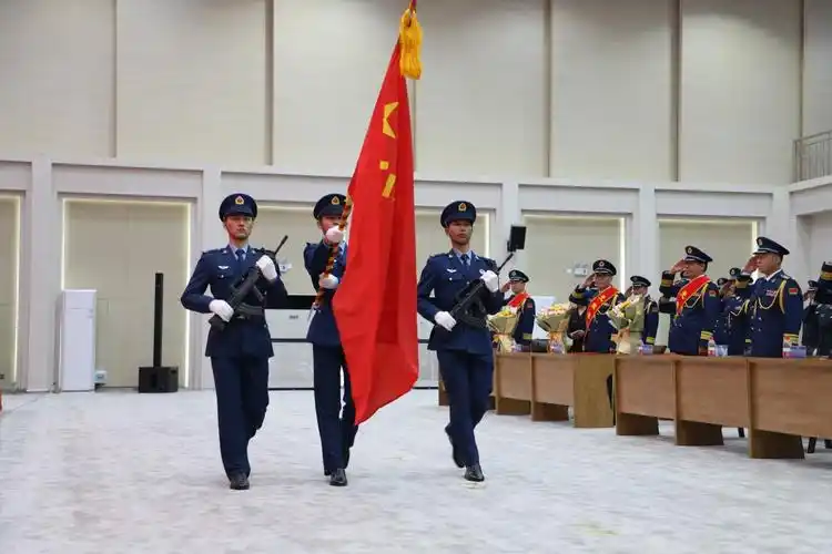 迎送军旗.受访者供图