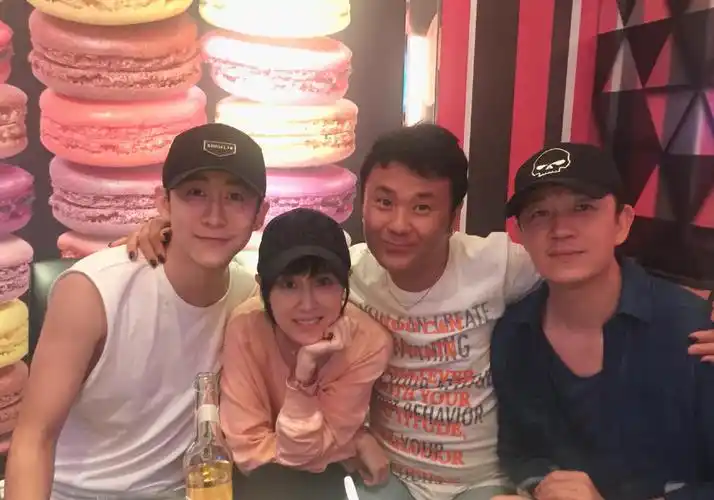 潘粤明携小10岁女友度假归来,贴心帮搬行李箱,尹姝贻眼神显警惕_音乐