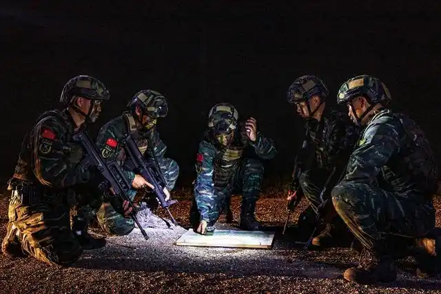广西贺州:武警特战队员开展夜间反恐演练